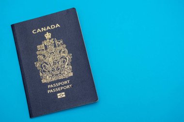 Parlak mavi düz arka planda Kanada pasaportu vardı. Seyahat ve tatil kavramı.