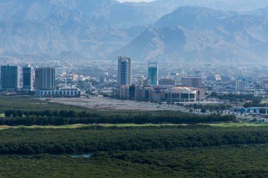 Ras al Khaimah, Birleşik Arap Emirlikleri 'nde kiralık dairelerin hava manzarası. Dağların önünde, güneşli bir kış günü Rak Mall' ın yanında..