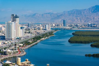 Dubai 'nin kuzeyindeki Ras al Khaimah, Birleşik Arap Emirlikleri' nin havadan görünüşü, şehre bakıyor, Jebal Jais - ve Corniche boyunca.