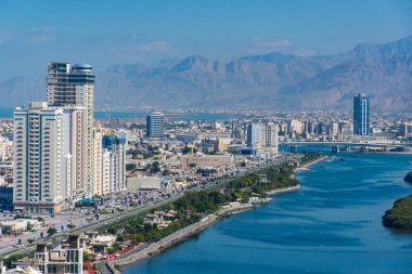 Dubai 'nin kuzeyindeki Ras al Khaimah, Birleşik Arap Emirlikleri' nin havadan görünüşü, şehre bakıyor, Jebal Jais - ve Corniche boyunca.