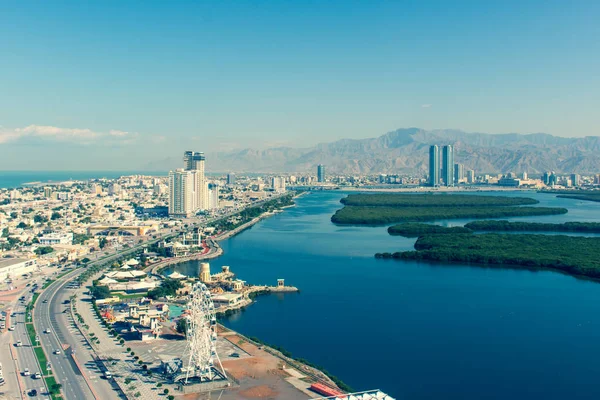 位于迪拜以北的阿拉伯联合酋长国Ras al Khaimah (旧景)的空中景观，俯瞰城市、 Hajar山区-- -- Jebal Jais -- --和Corniche沿线的红树林. — 图库照片