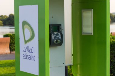 Ras al Khaimah Corniche Etisalat Telefon kulübesi güneşte caddede..
