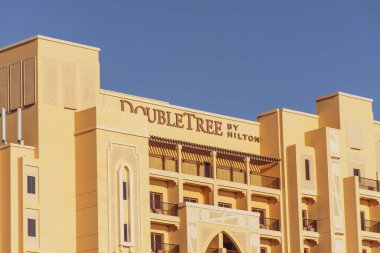 Hilton Çifte Ağaç Oteli mavi gökyüzü arkaplanına yakın tabela Marjan Adası (ılık gölgeler))
