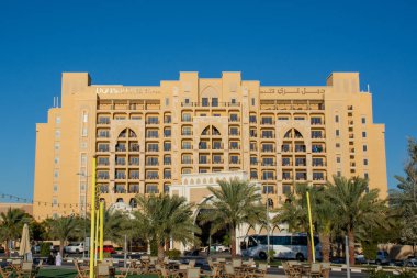 Hilton Çifte Ağaç Oteli tabelasını mavi gökyüzü arka planında Marjan Adası 'nda gün batımında tüm otel ve otoparkta