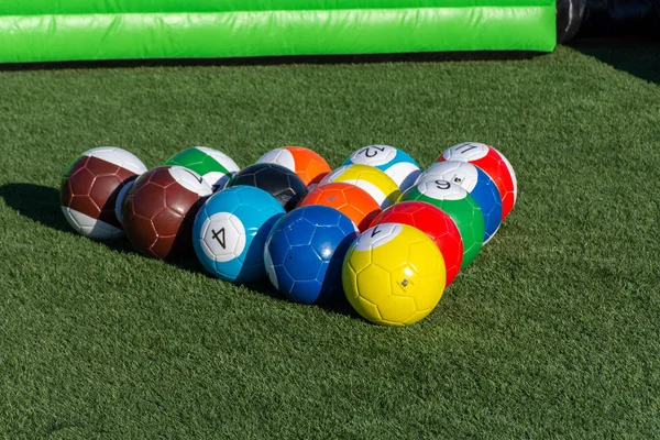 Lebendige Billard-Fußball / Fußbälle auf dem grünen Rasen für die Erholung der Kinder und Spaß im Freien. — Stockfoto