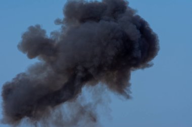 Kargaşa ve yıkımın içine uçan helikopterle askeri çatışma ve savaş. Askerler ipten yere kadar helikopterden askıya alınır. Askeri güç kavramı, güç, güç, hava saldırısı. UAQ Birlik Kalesi 7