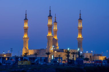 Şeyh 'in Zayed Camii' nin Ras al Khaimah, BAE 'deki parlak renkleri Corniche boyunca yankılanıyor..