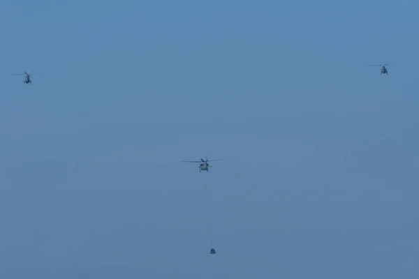 Helikopter Middle East Çatışmasında Duman Sis Içinde Helikoptere Bağlı Halatla — Stok fotoğraf