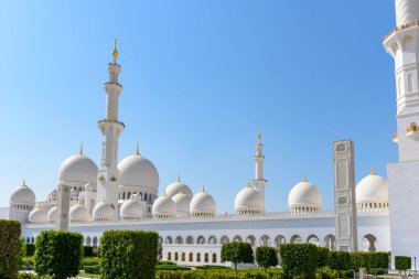 Abu Dabi 'deki Büyük Cami Mimarisi, Birleşik Arap Emirlikleri. Güneşli Gün ve detay.