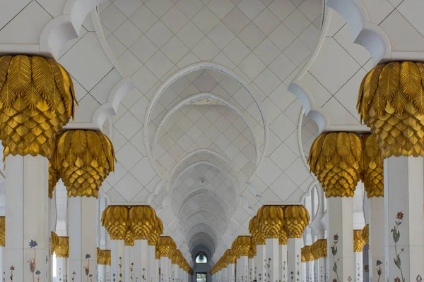 Grande Mesquita Grande Corredor Alto Decoração Ouro Elegante Abu Dhabi — Fotografia de Stock