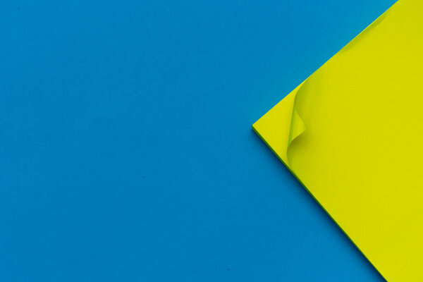 Ярко-желтая вывешенная записка справа на ярко-синем плоском фоне для образования или организации бизнеса и напоминания концепций
.