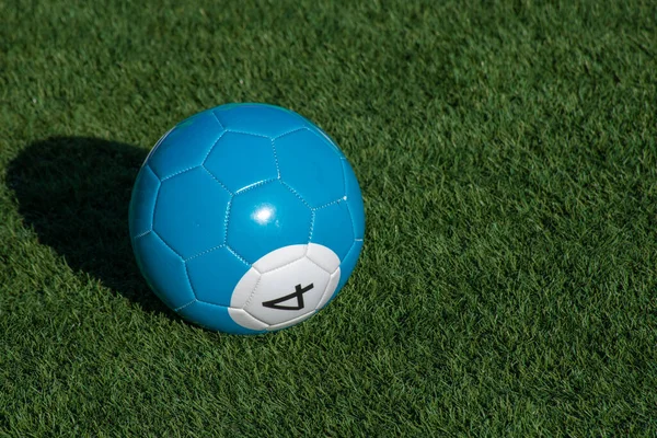 Blaue Zahl Fußballbillard Oder Billardball Auf Grünem Rasen Mit Schatten — Stockfoto