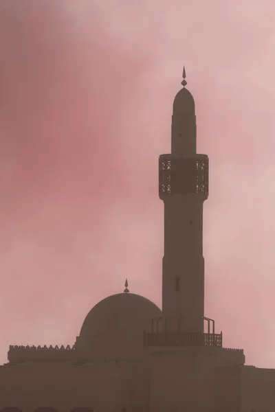 戦闘や戦争でかすんで色の空にイスラムモスク 紛争と宗教戦争の概念 肖像画 — ストック写真