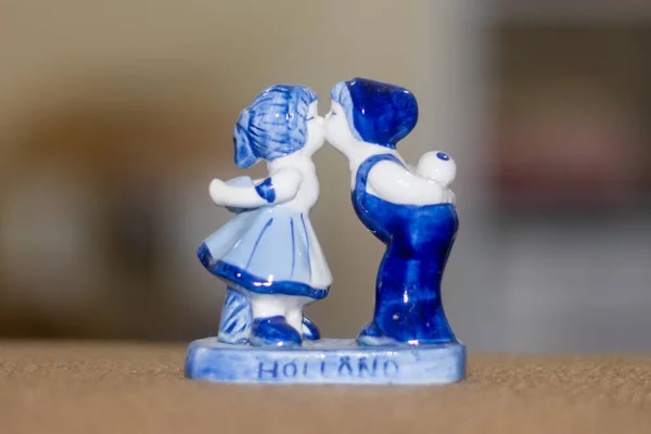 Hollandalı Çifti Öpmenin Delft Blue Figurine Hollanda Hollanda Dan Bir — Stok fotoğraf