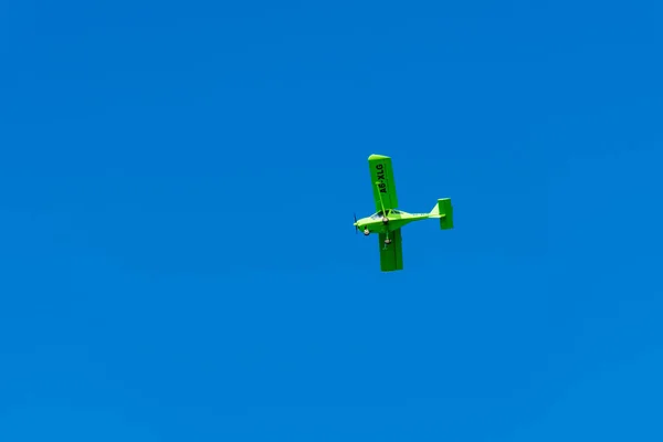 Pequeño Plan Privado Verde Cielo Azul Brillante Del Verano Para — Foto de Stock