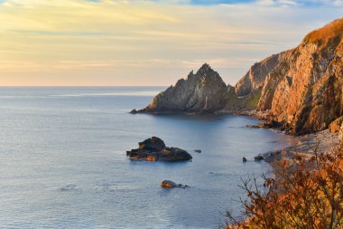 Güneş doğarken deniz manzarası