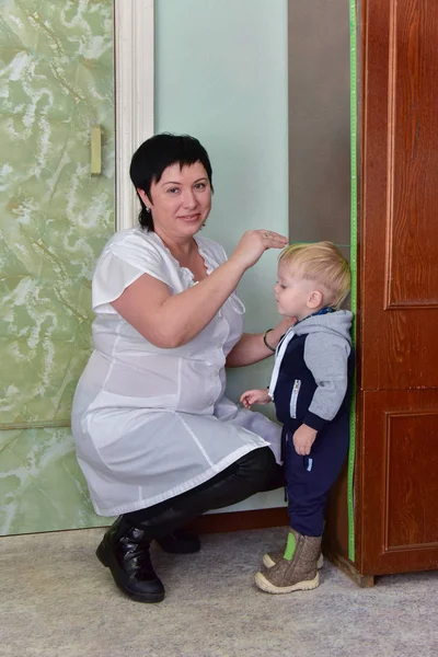 Çocuk kliniğinde doktorlar — Stok fotoğraf