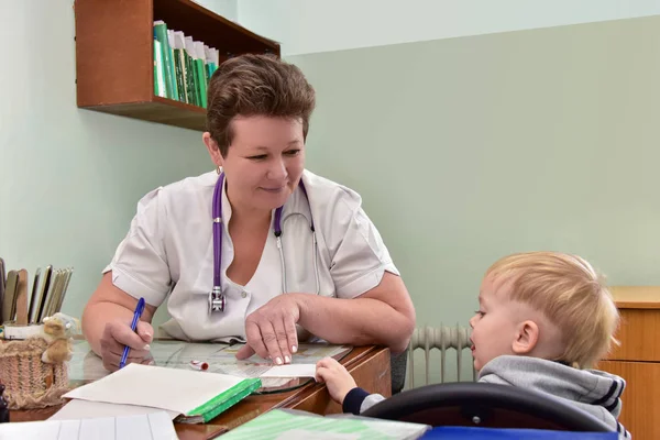 Çocuk kliniğinde doktorlar