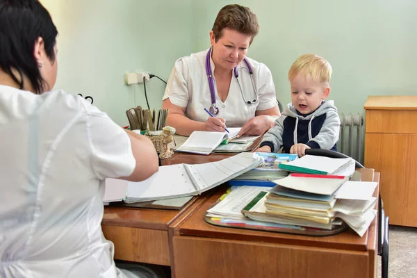 Ärzte in der Kinderklinik — Stockfoto
