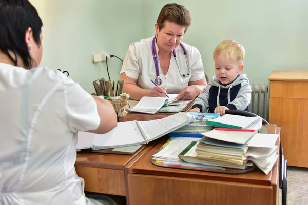 Çocuk kliniğinde doktorlar