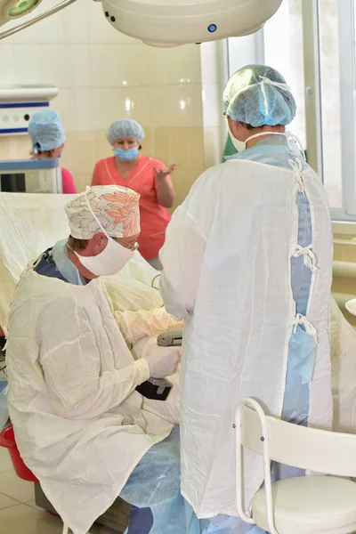 Médicos durante la cirugía — Foto de Stock