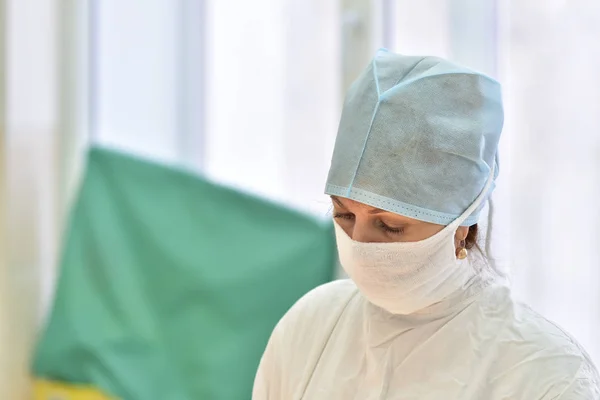 The nurse in surgery — Stock Photo, Image