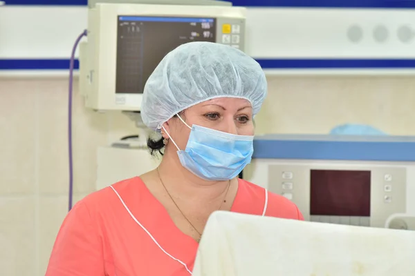 La enfermera en cirugía — Foto de Stock