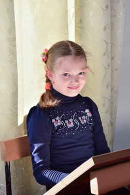 Kız şövale üzerinde çizer