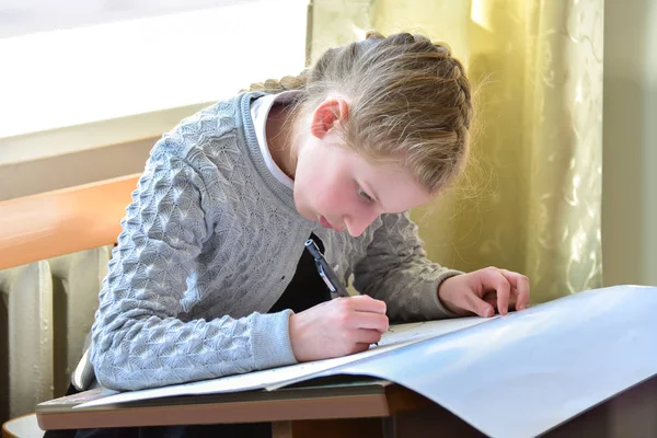 Jeune fille classe apprend à dessiner — Photo