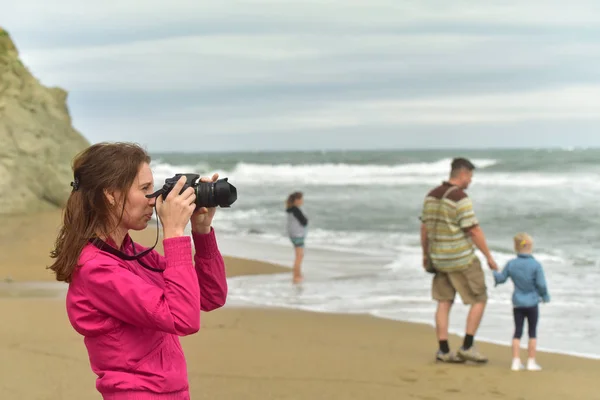 Chica fotógrafa en la costa —  Fotos de Stock