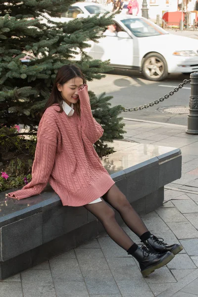 Ağlayan kız gibi davrandı