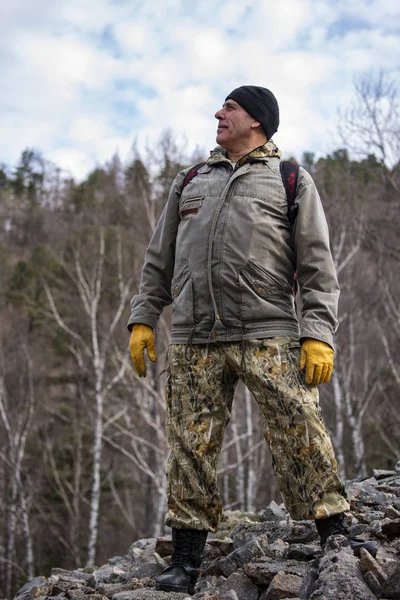 Portret van een reiziger die een berg beklimt — Stockfoto