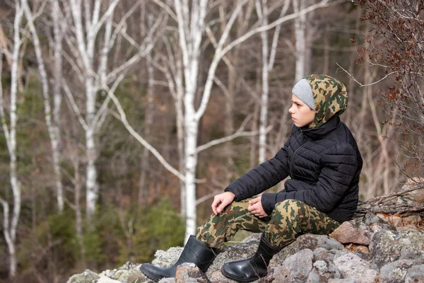 Een jongen-toerist op een stop op de helling — Stockfoto