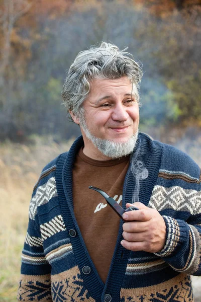 Porträtt av en man med en röka pipa — Stockfoto