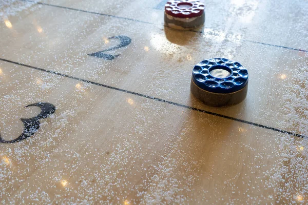 Rote Und Blaue Pucks Auf Einem Shuffleboard — Stockfoto