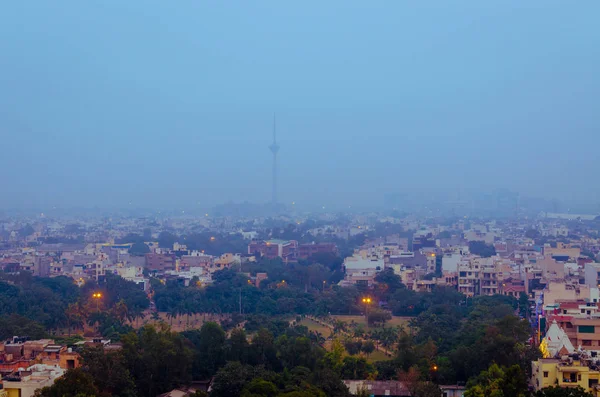 Fernsehturm in Smogverschmutzung neue Stadt Delhi Indien Stockbild