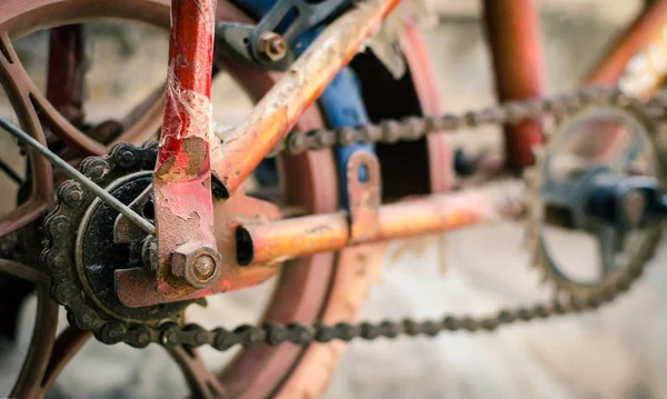 又脏又臭的旧自行车关闭了背景 — 图库照片
