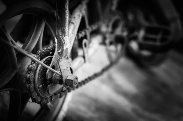又脏又臭的旧自行车关闭了黑色和白色背景 — 图库照片