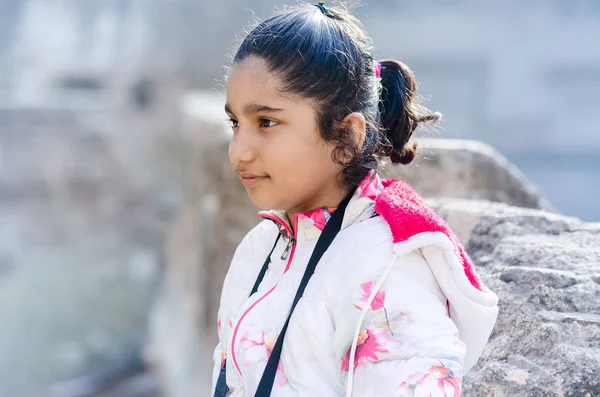 Şirin Hint ceket giyen kız portresi — Stok fotoğraf
