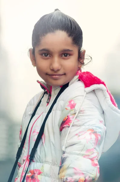 Porträtt av söt indisk flicka bär jacka — Stockfoto