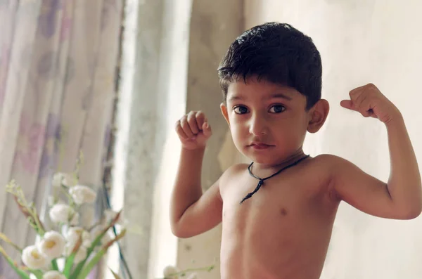 Sevimli küçük çocuk çocuk vücut builder posing — Stok fotoğraf