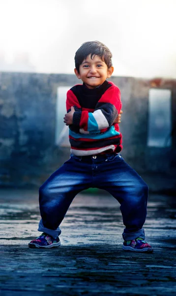 S'amuser- Portrait de garçon enfant jouant sur le toit — Photo