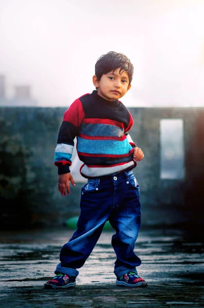 Stil tatlı küçük çocuk çocuk çatıda ayakta poz — Stok fotoğraf