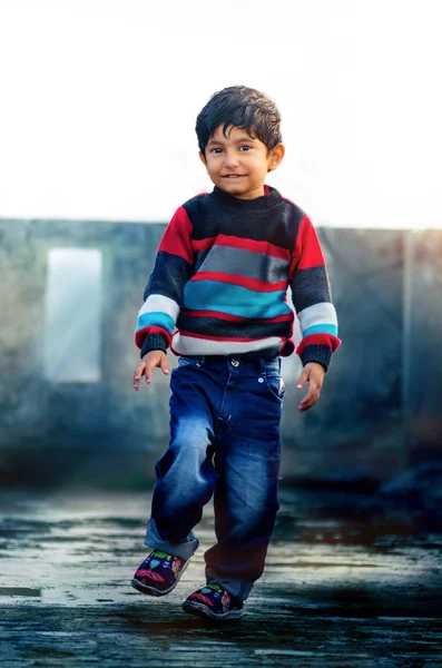 Être vilain- Portrait de garçon enfant jouant sur le toit — Photo