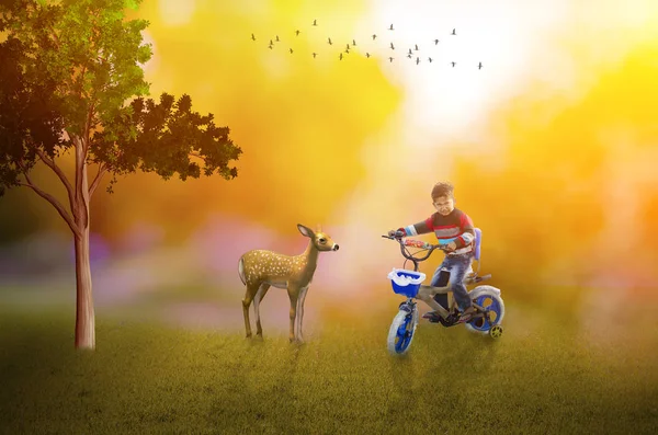 生活是好孩子骑自行车与鹿 — 图库照片