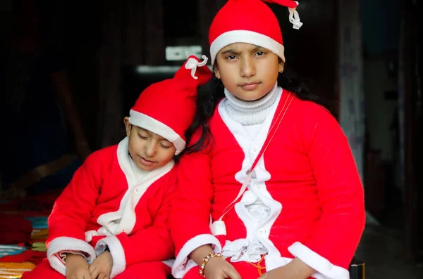 Deux Asiatiques Indiens Ethnie enfants portant Santa Hat agitant ayant — Photo