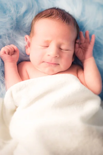 Nyfödd pojke littlest pojke på världen — Stockfoto