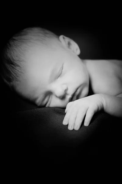 新生児の少女の肖像画. — ストック写真