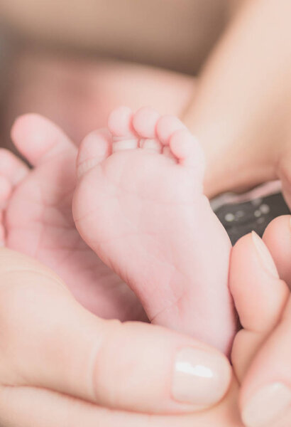 Newborn girl feet 