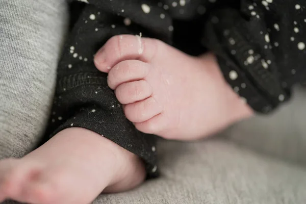 Neonato ragazza piedi — Foto Stock